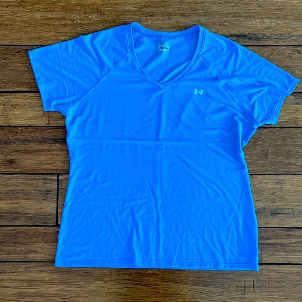 #52 Women’s Under Armour Loose Heat gear T-shirt XL